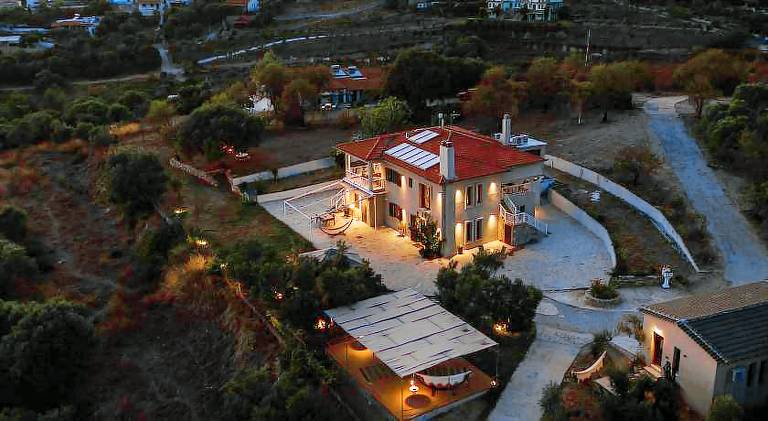 Villa with barbecue, terrace & yard — photo 5