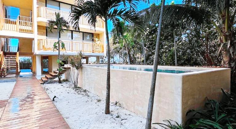 Artistic Loft Steps from the Beach with Pool View — photo 5