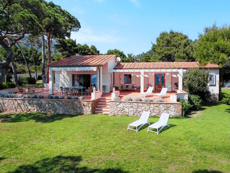 Villa with patio, yard & grill — photo 2