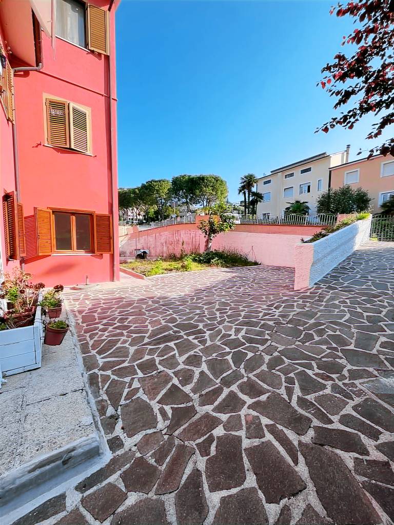 Family-oriented apartment with yard | Close to the beach | Pets are welcome — photo 2