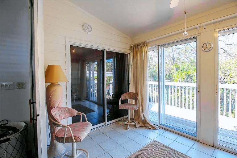 Charming 2 BR home - 5 minutes from Anna Maria Island - Don't Worry Beach Happy — photo 4