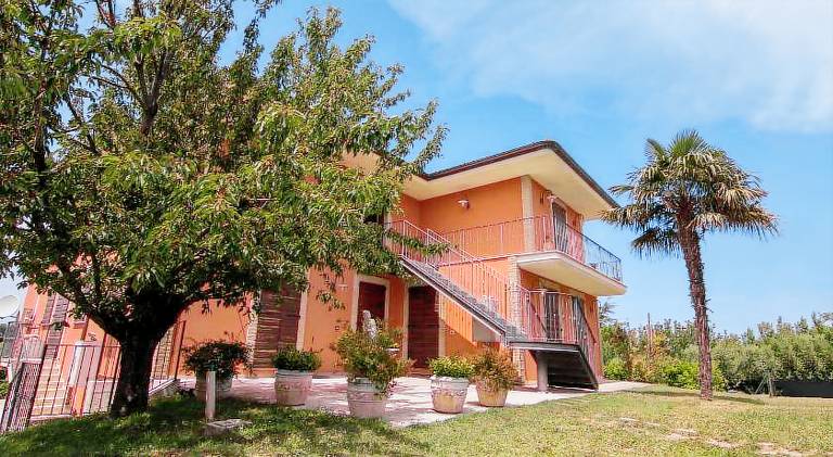 Holiday apartment with garden & pool in Fermo