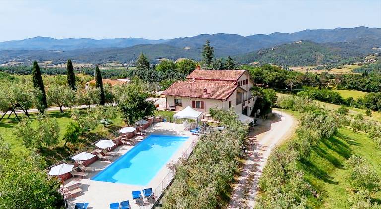 Nice farm with terrace, pool & BBQ | Pets are welcome in Anghiari