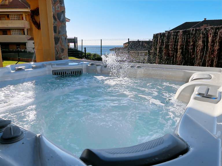 Apartment with hot tub, pool & patio | Sea view in Benalmádena