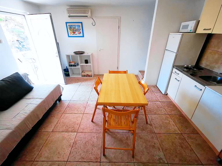 Rental apartment with yard, barbecue & patio — photo 3