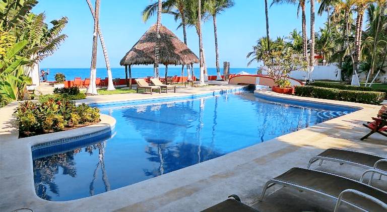 Vacation home with pool — photo 3
