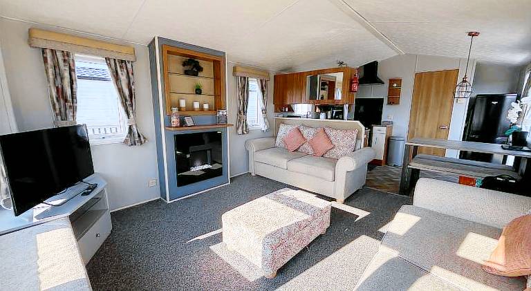 Sunnymede - B8 on Fantasy Island caravan with hot tub, WiFi, pet friendly - Meadow Lakes Caravan & L — photo 2