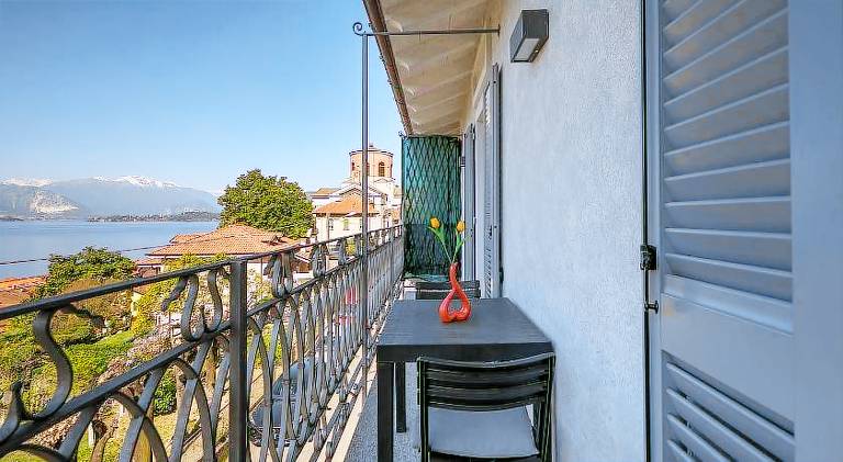 Rental apartment with patio in Laveno Mombello