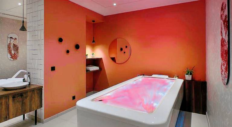 Beautiful serviced apartment with jacuzzi, sauna & patio | Pets allowed — photo 3