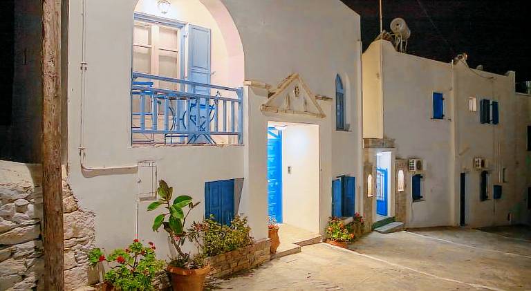 Apartment with terrace & yard in Naxos