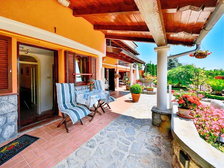 Holiday apartment with garden, BBQ & private pool — photo 3