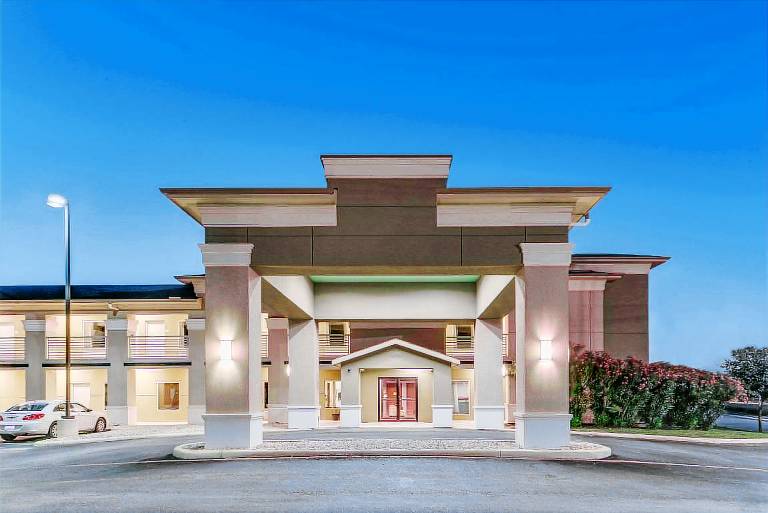 Super 8 By Wyndham Cotulla Tx in Cotulla, TX