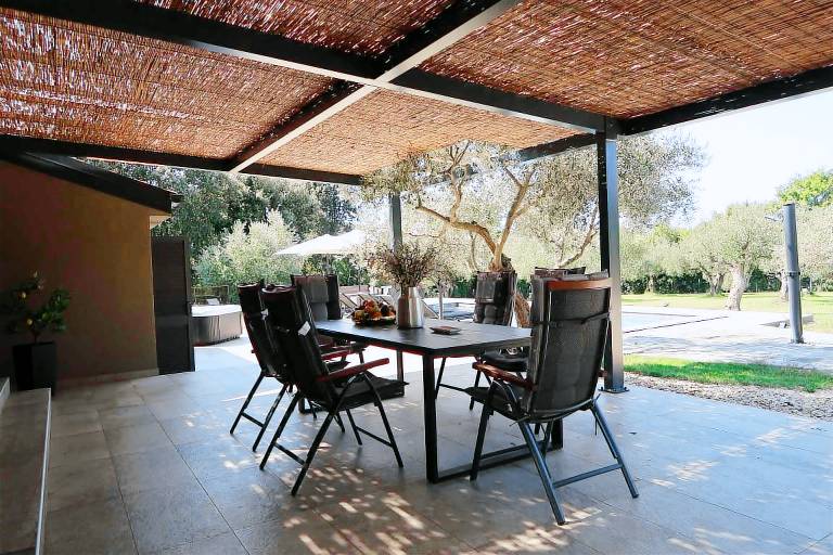 Child-friendly rental with BBQ, yard & pool | Pool view | Pets allowed — photo 5
