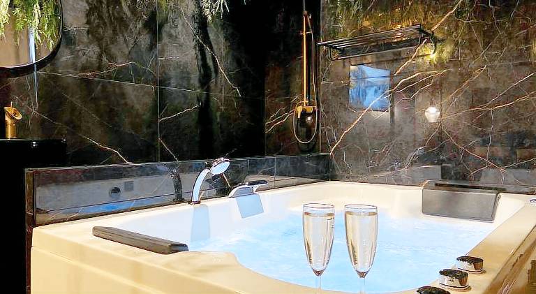 Apartment with jacuzzi — photo 3