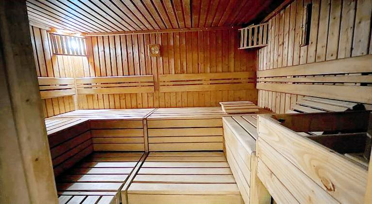 Apartment with pool — photo 4
