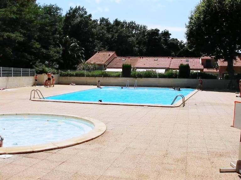 Vacation home with BBQ, pool & terrace — photo 4
