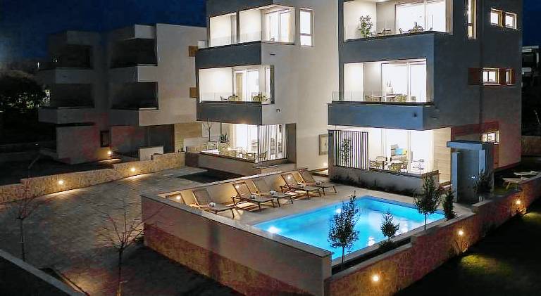 Holiday apartment with pool & patio — photo 4