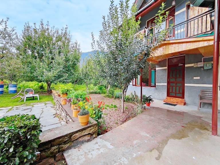 Holiday apartment with yard — photo 3