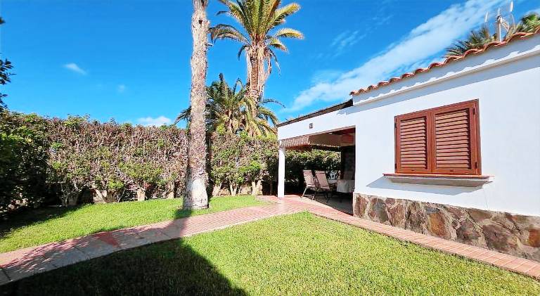 Rental apartment with yard, terrace & private pool in San Bartolomé de Tirajana