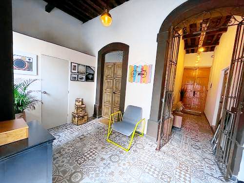 Serviced apartment with yard & patio — photo 3