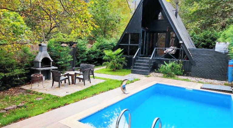 Charming chalet with yard, barbeque & pool | Dogs allowed — photo 3