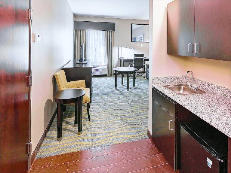 La Quinta Inn & Suites by Wyndham Durant — photo 2