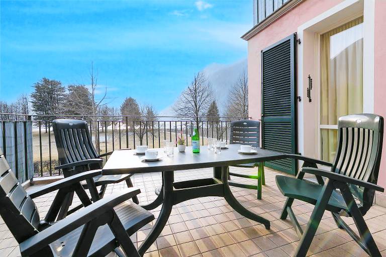 Rental apartment with yard & patio | Mountain view in Porlezza