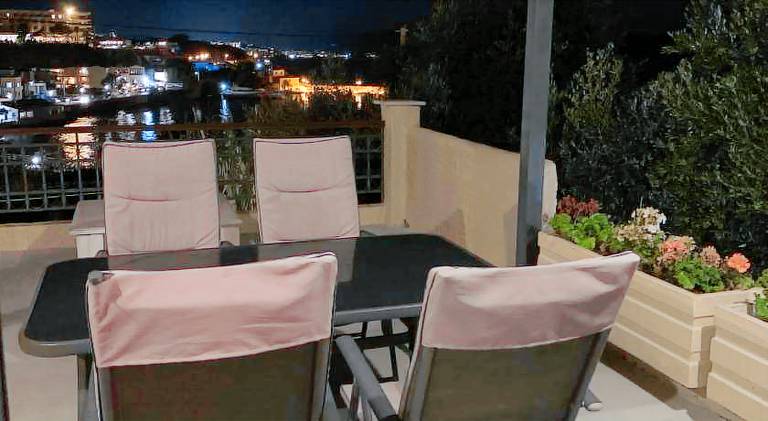 Apartment with patio, BBQ & garden — photo 4