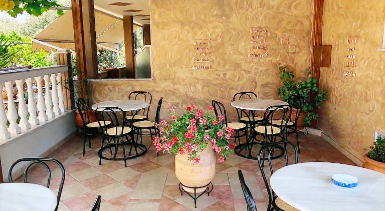 Serviced apartment with pool, patio & garden — photo 4
