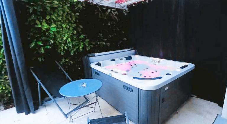 Vacation home with hot tub in Troyes