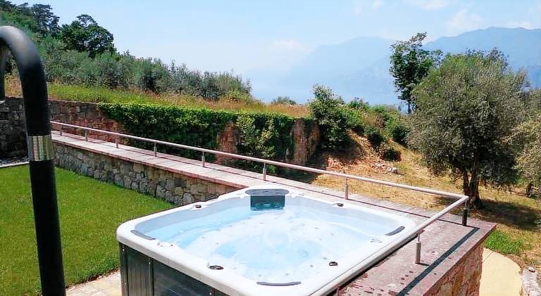 Villa with jacuzzi — photo 2