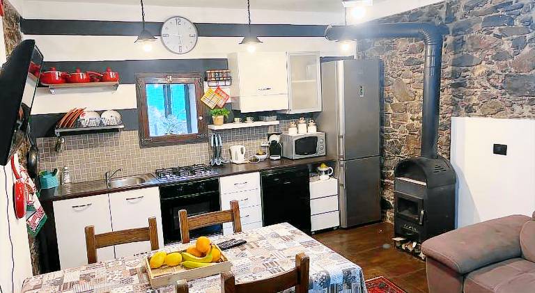 Fully equipped vacation home with yard, patio & BBQ | Suitable for remote work | Pet-friendly — photo 4