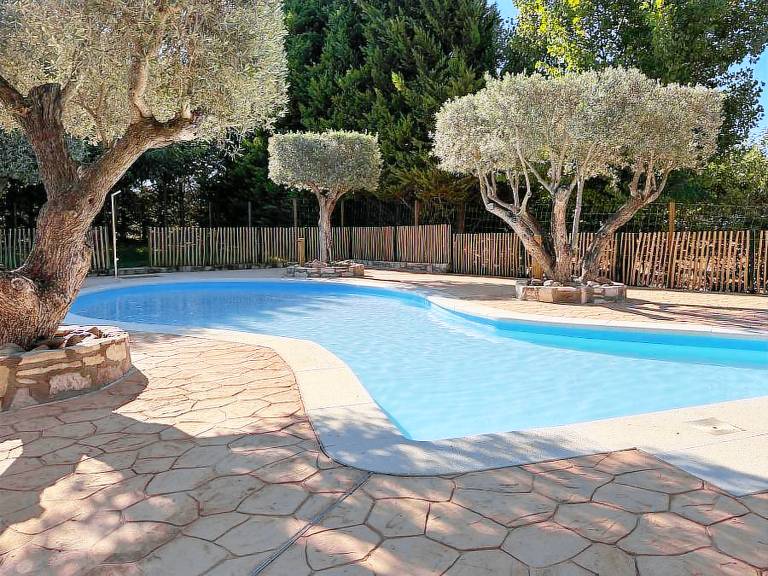 Bungalow with pool — photo 2