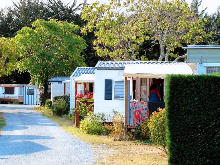 Mobile home with patio & pool — photo 2