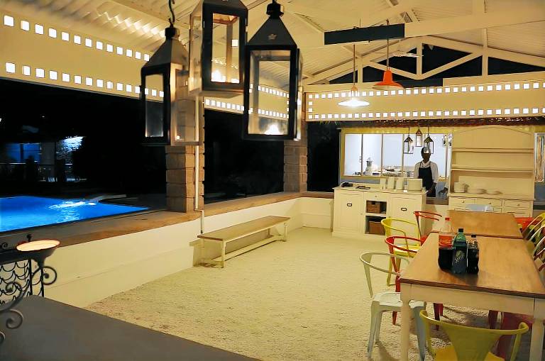 Villa with yard & pool — photo 4
