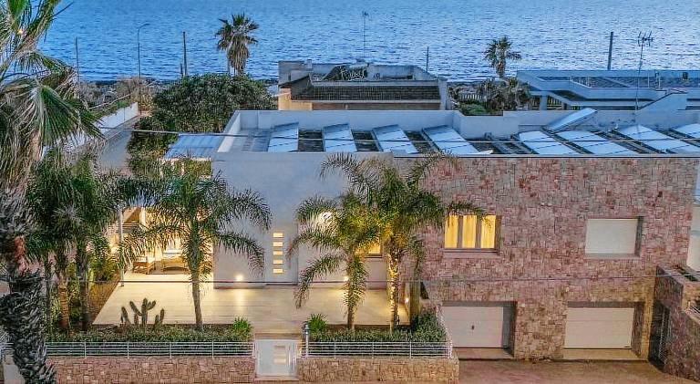 Fully equipped vacation home with terrace, yard & barbecue | Pet-friendly — photo 3