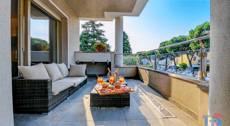 Apartment with pool — photo 4