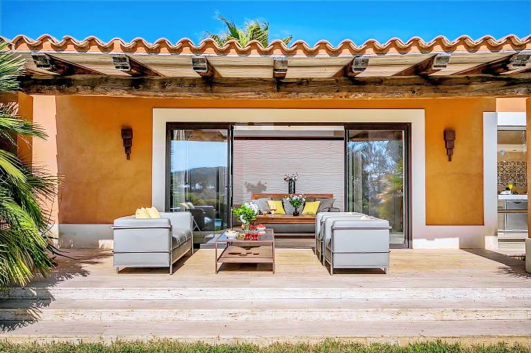 Family-friendly villa with yard, private pool & barbeque | Pool view | Dogs allowed — photo 2