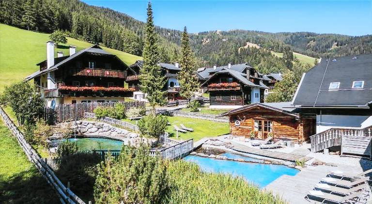 Serviced apartment with pool, garden & sauna in Bad Kleinkirchheim