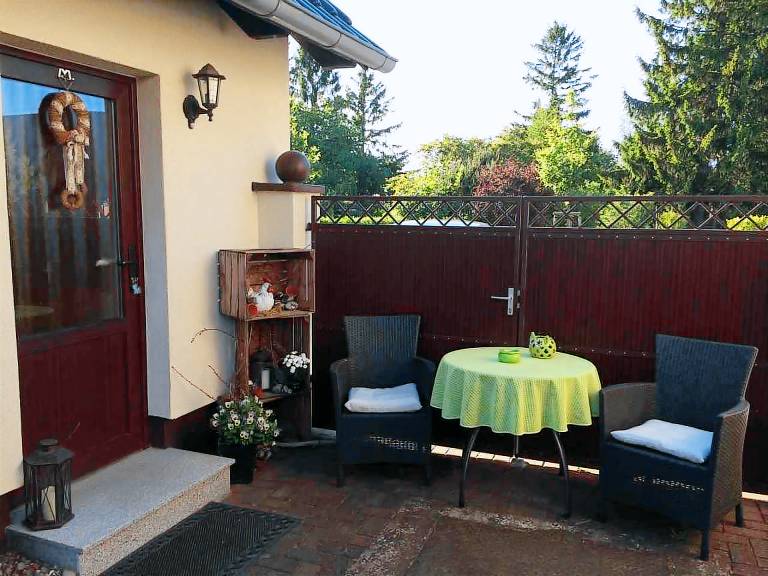 Studio with yard, patio & barbeque — photo 2