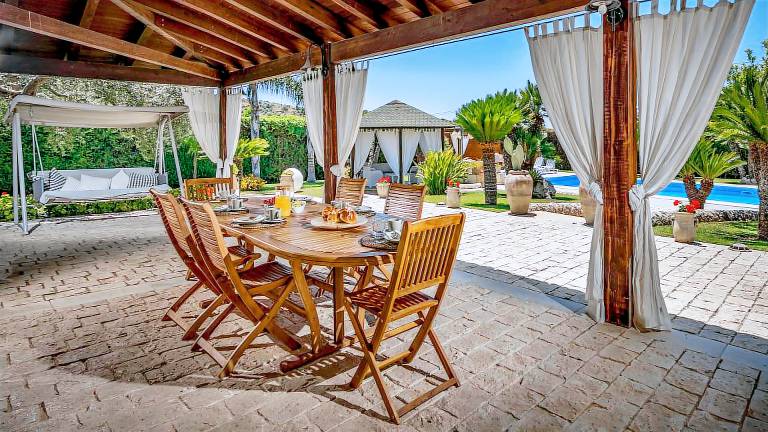 Villa with grill, hot tub & garden | Garden view — photo 3