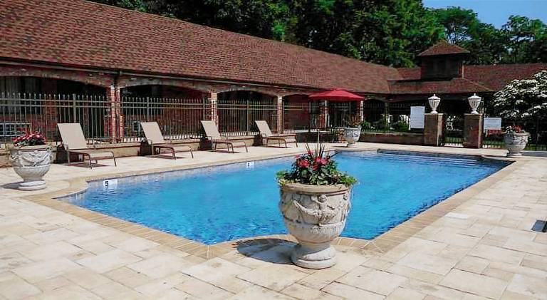Chalet Inn & Suites