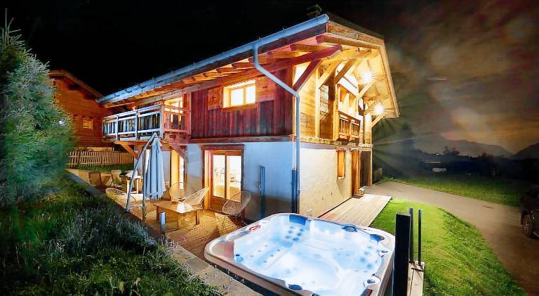 Chalet with hot tub in Combloux