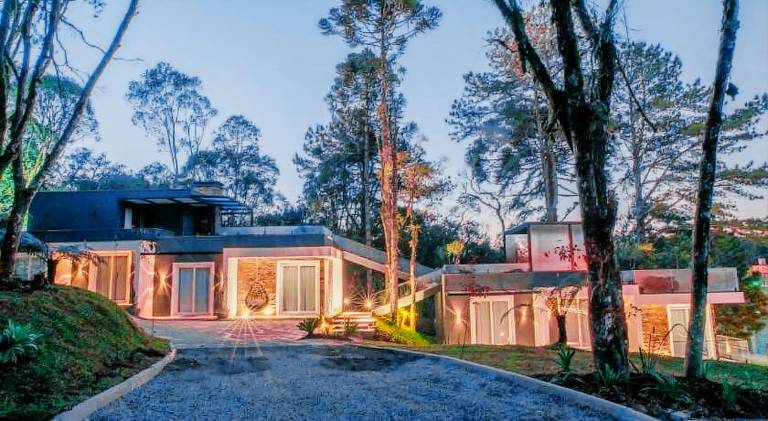 Apartment with sauna, BBQ & jacuzzi | Perfect for remote work | Pet-friendly in Gramado
