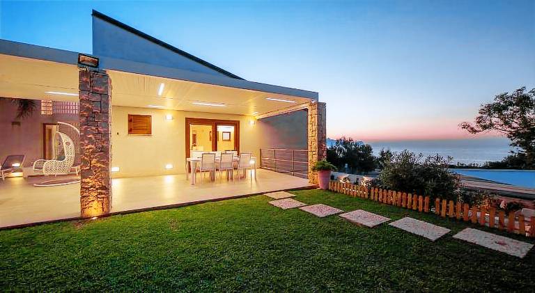 Villa with hot tub, private pool & patio | Perfect for remote work — photo 5