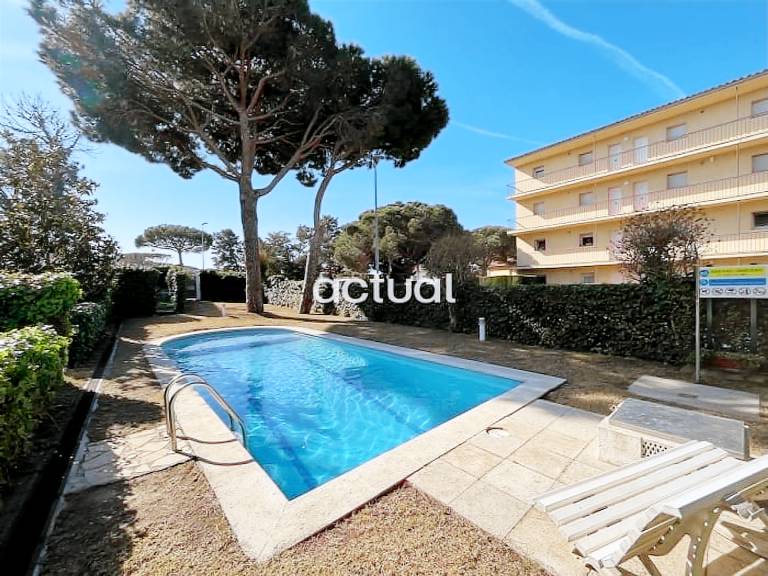 Ground floor apartment in S'Agaró with garden, pool, WiFi, parking, and air conditioning in Sant Feliu de Guíxols