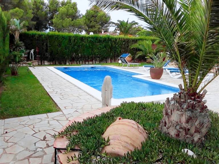 Vacation home with patio, BBQ & private pool | Sea view — photo 2