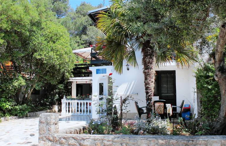 Rental apartment with yard, terrace & barbeque in Mali Losinj