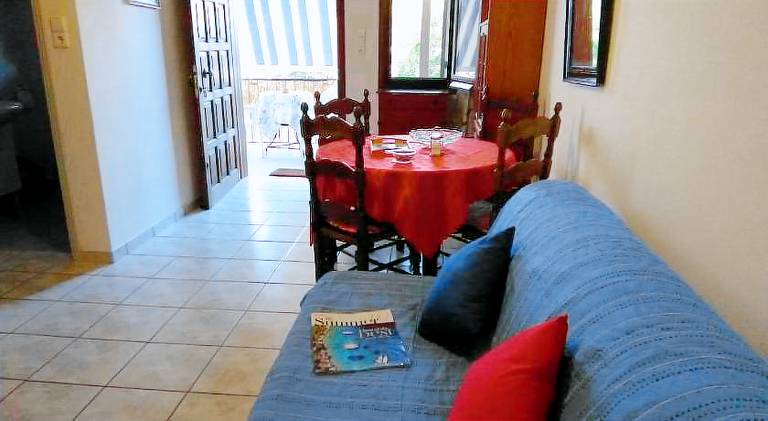 Apartment with terrace in Aegina