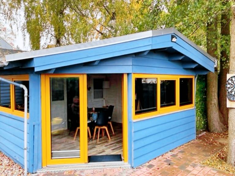 Charmantes kleines H&auml;uschen am Blauen See